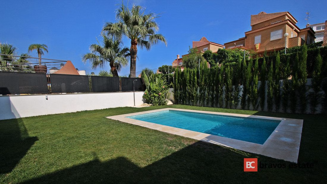 Beachside 4-Bedroom Villa in Alicante - 11