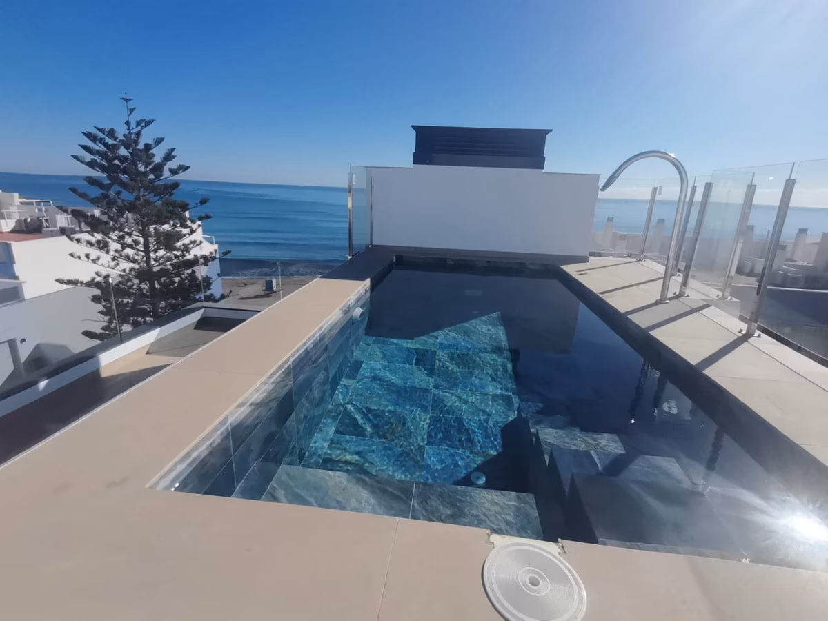 Privater Pool auf dem Dach-Solarium mit dem Meer im Hintergrund