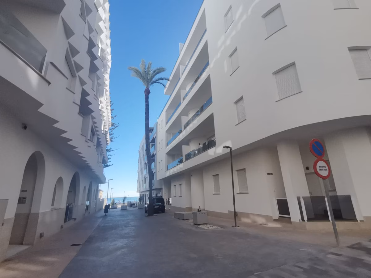 Straße vor dem Haus mit dem Meer am Ende