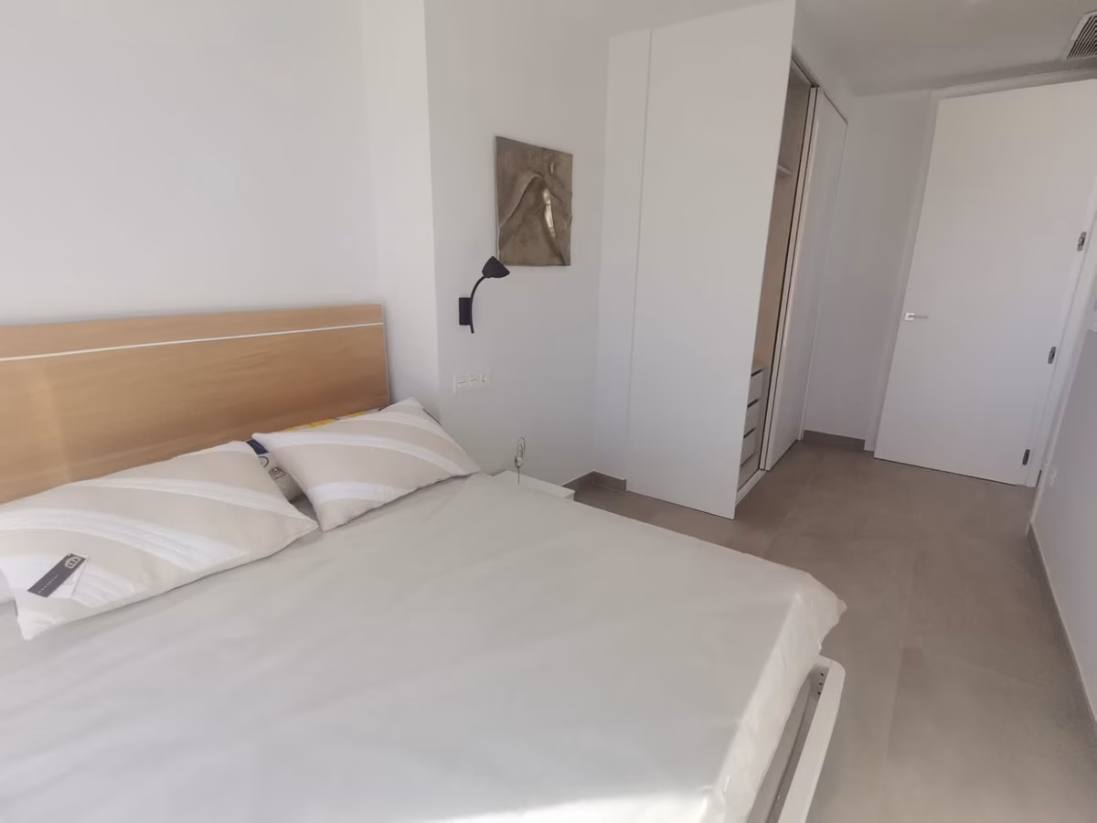 Schlafzimmer mit Doppelbett, Holzkopfteil und Einbauschrank