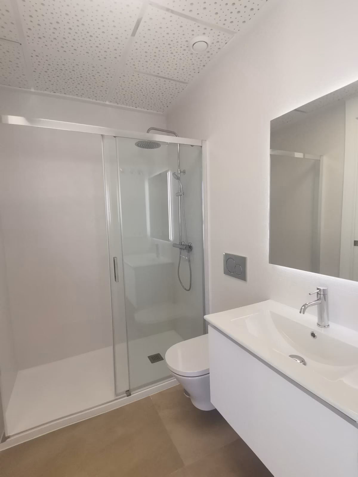 Bad mit Glasdusche, Hänge-WC und hinterleuchtetem Spiegel
