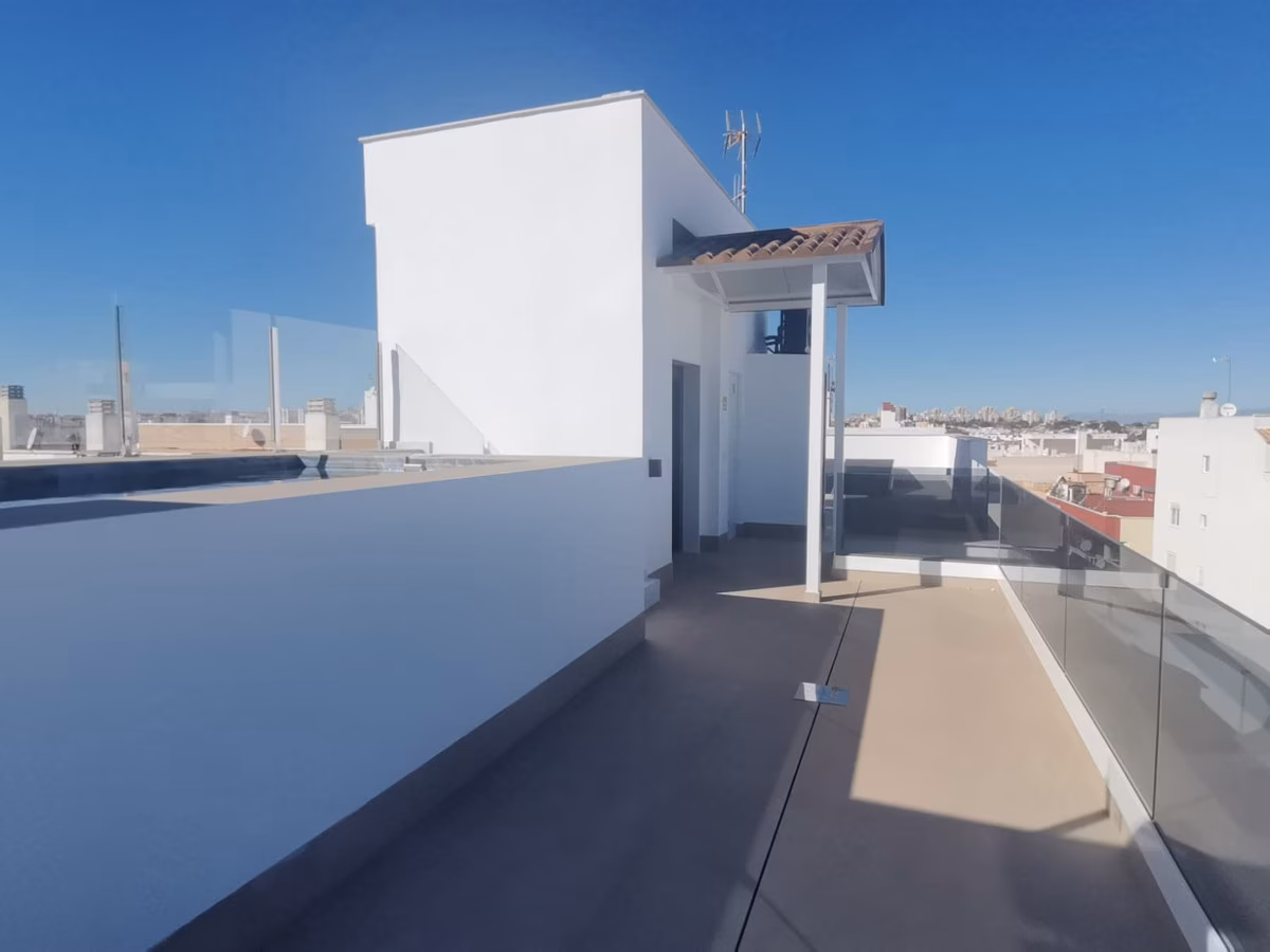 Dachterrasse mit Treppenaufgang und Glasbrüstung