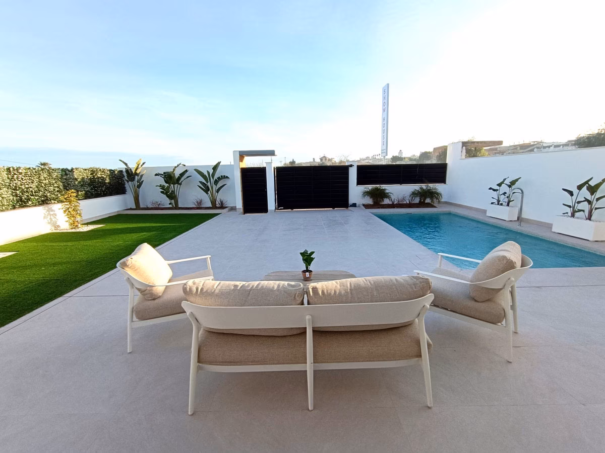 Terraza de la piscina con sofás y sillones de exterior