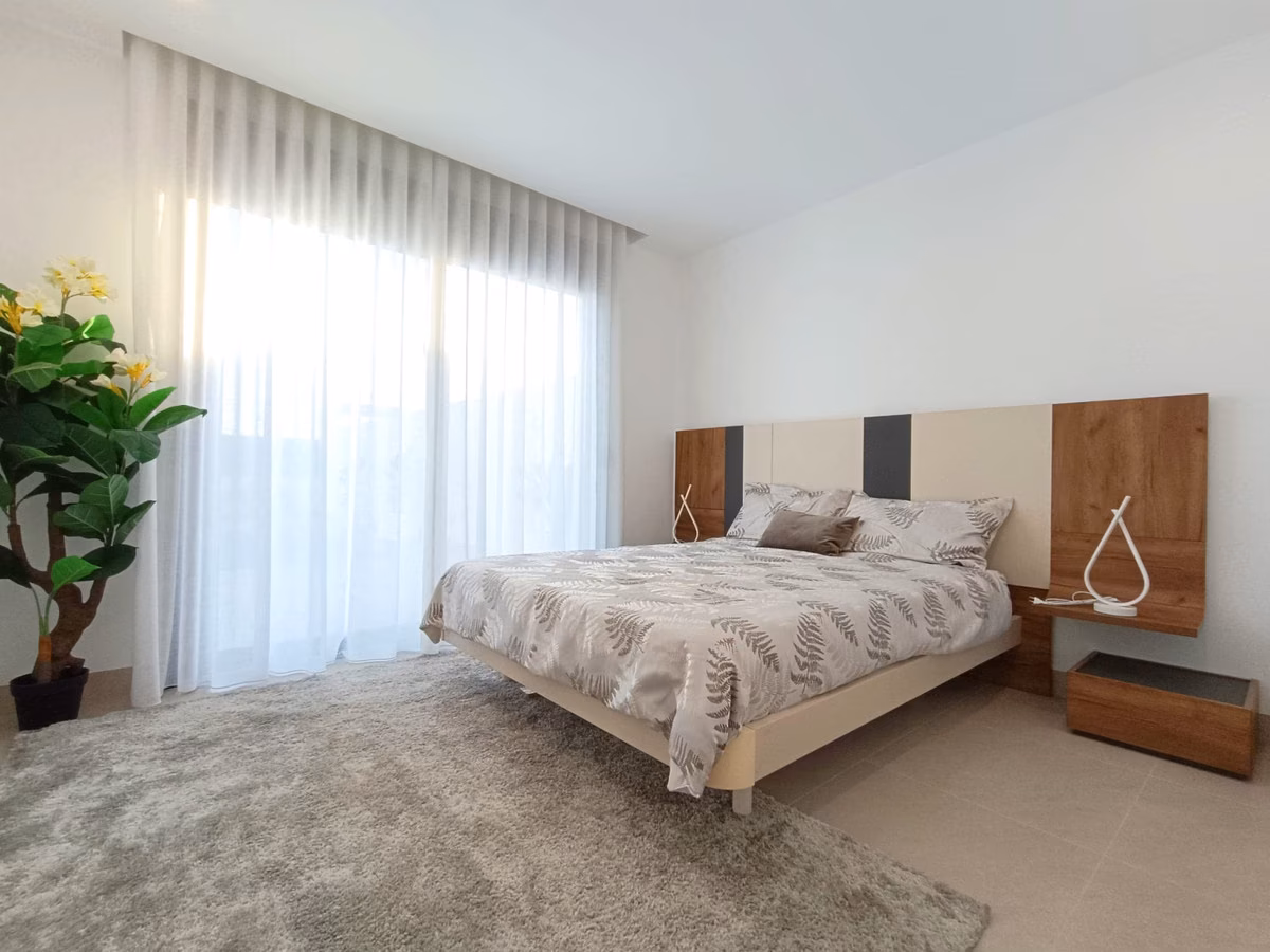 Tercer dormitorio con cabecero bicolor y mesillas