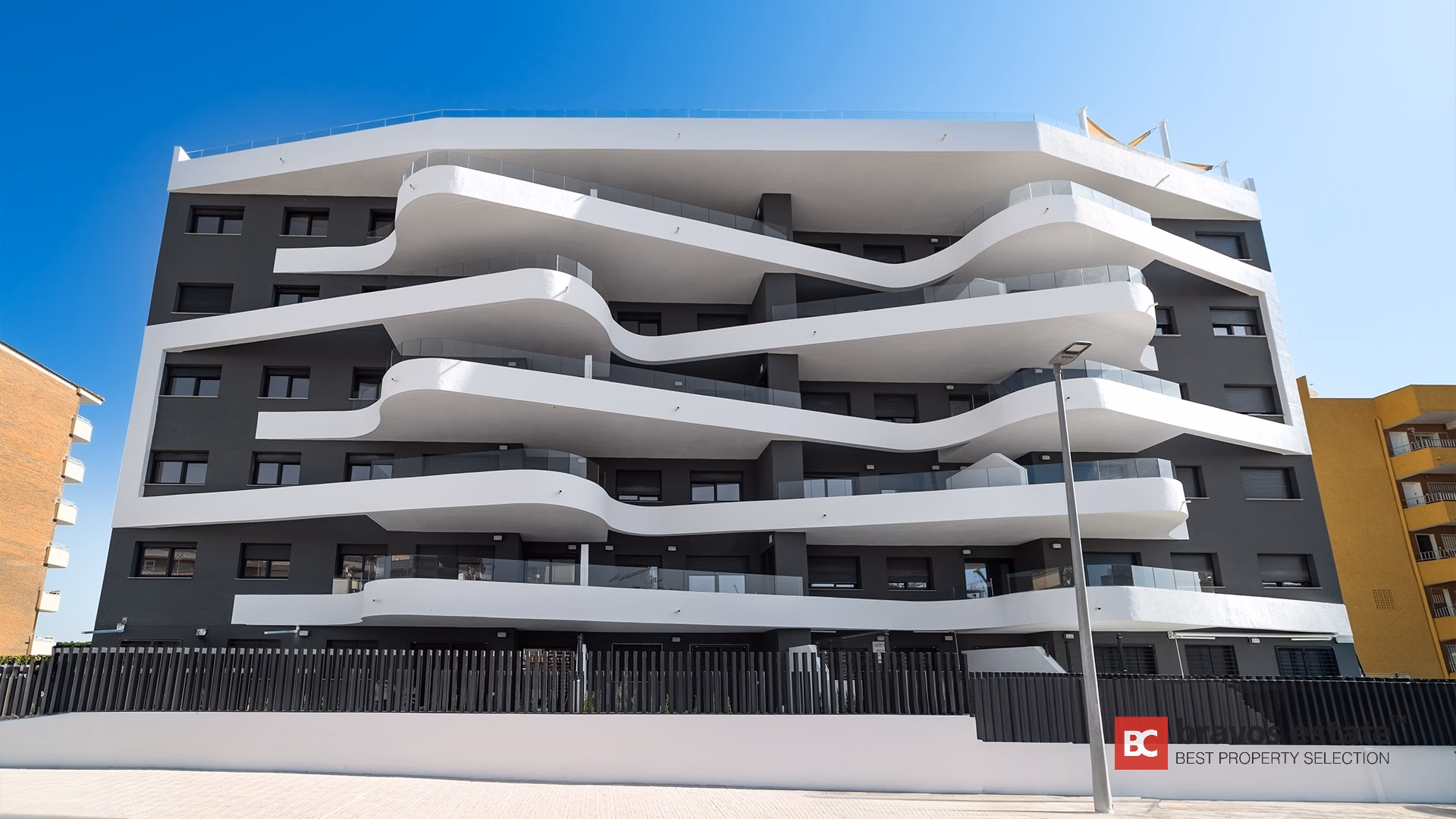 Beachside 2-Bedroom Apartment in Punta Prima - 2