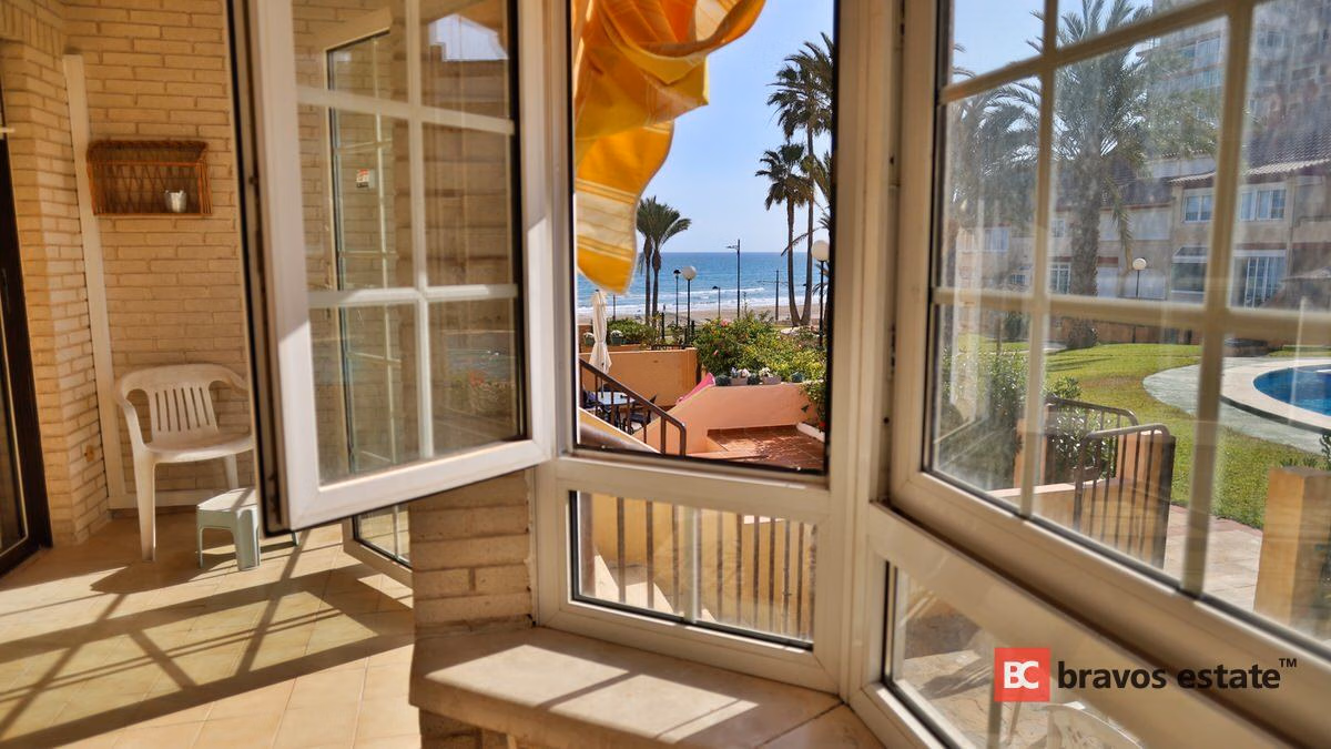 Seafront 6-Bedroom Bungalow in El Campello - 9