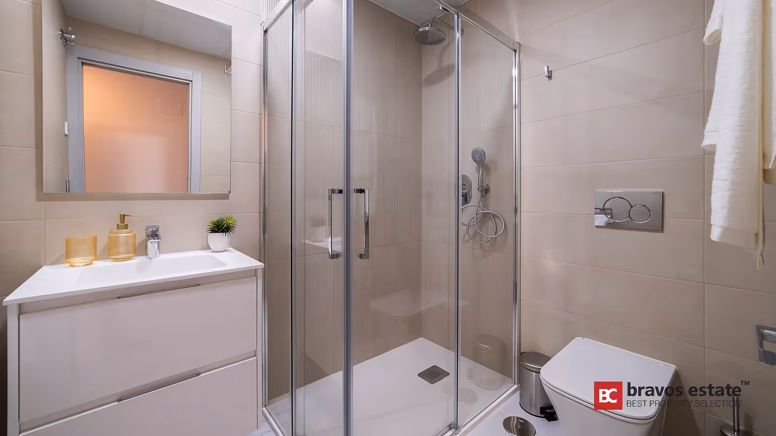 Baño con ducha en Eagle Tower