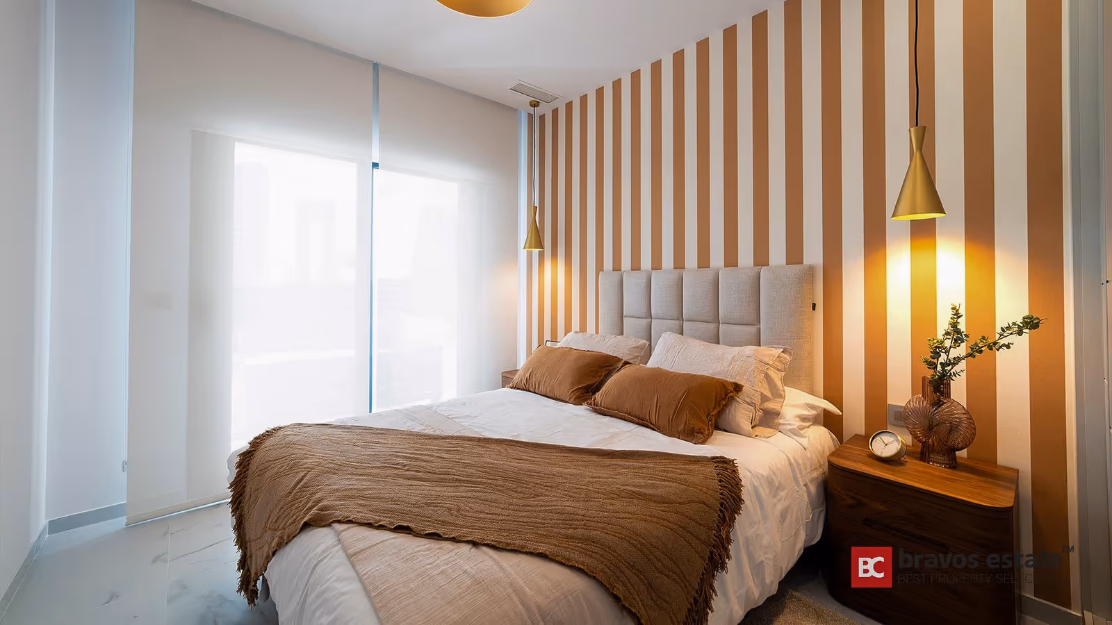 Dormitorio con pared a rayas