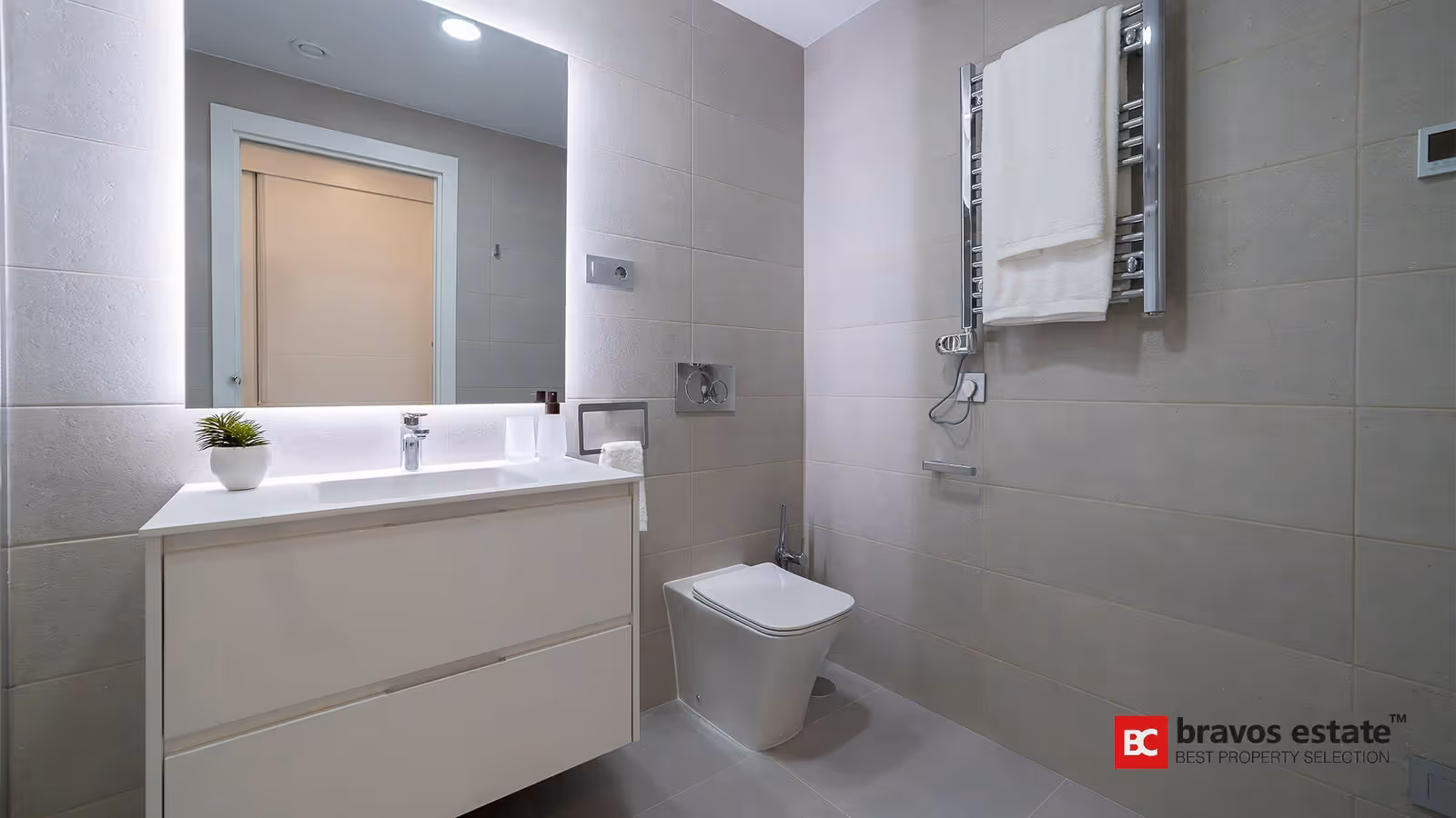Baño moderno con toallero
