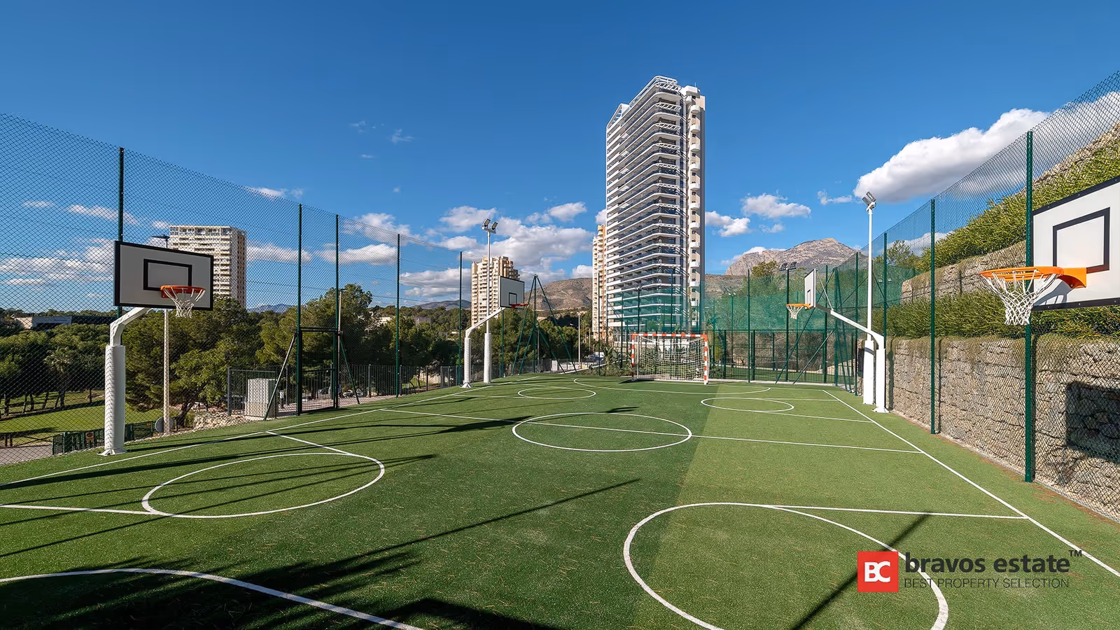 Pista multideporte con Eagle Tower al fondo