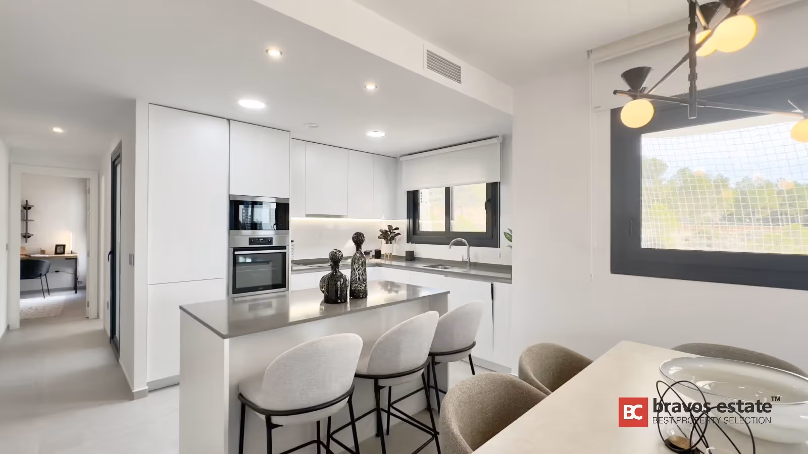 Cocina con isla y barra