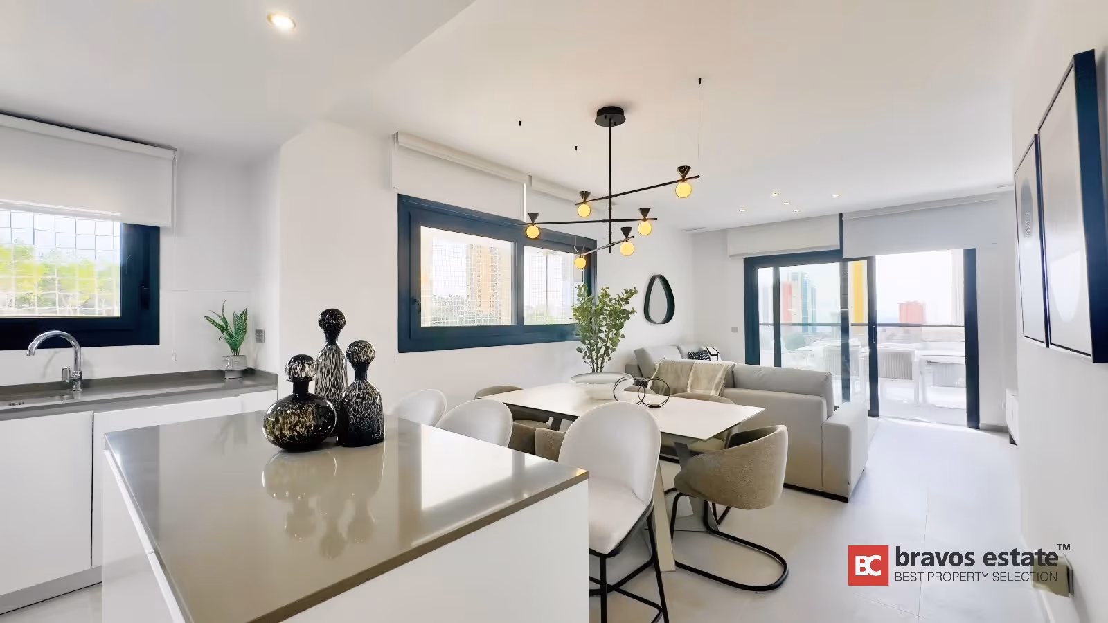 Salón-cocina con acceso al balcón