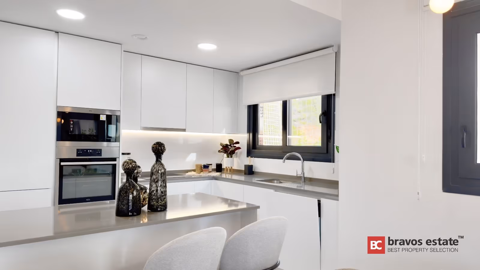 Cocina blanca con electrodomésticos integrados