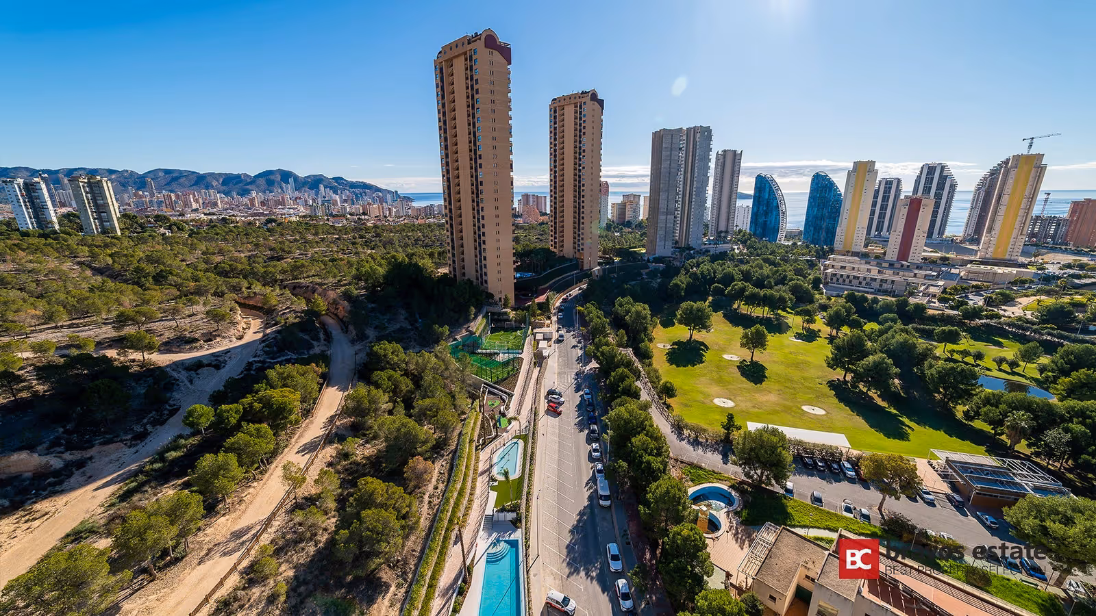 Vista aérea del golf Las Rejas y el skyline de Benidorm