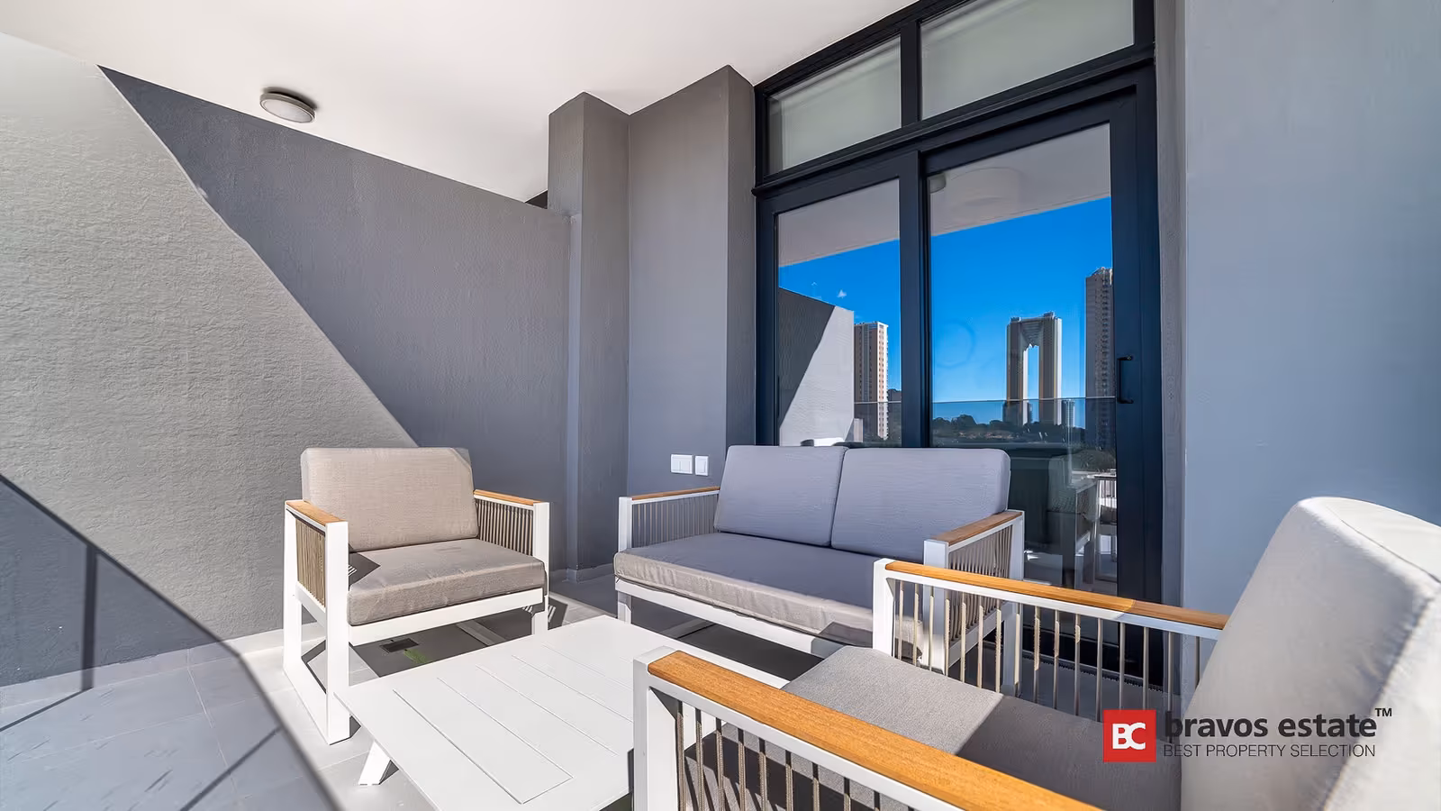 Terraza amueblada con zona de estar