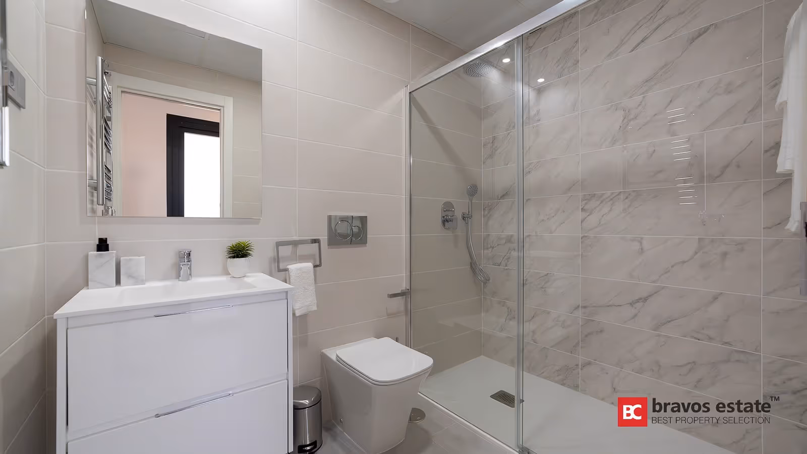Baño con ducha acristalada