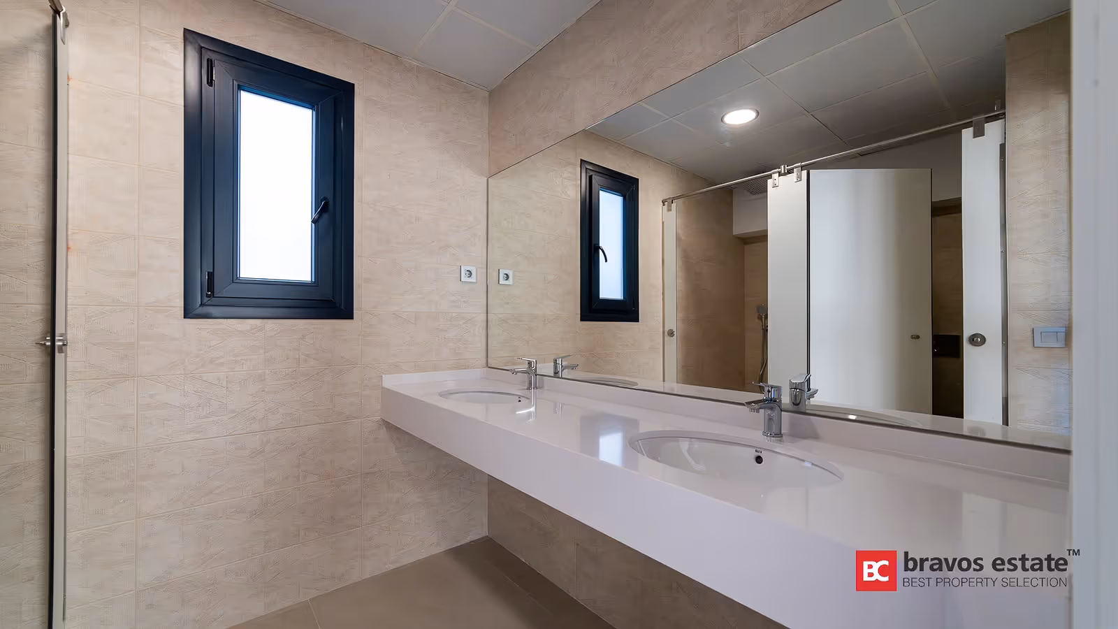 Baño con doble lavabo