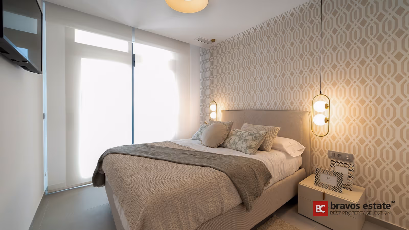Dormitorio doble con lámparas colgantes