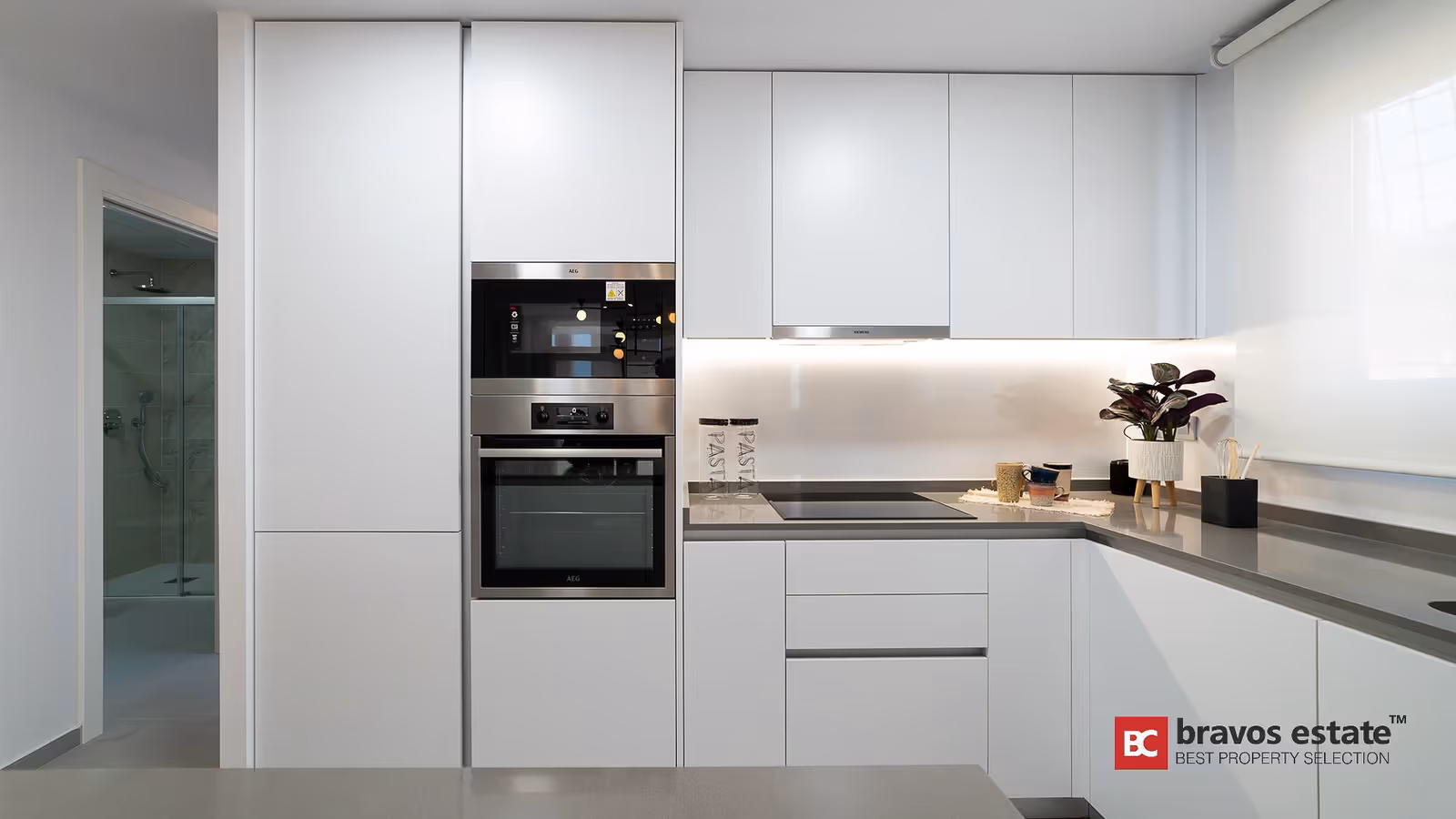 Cocina blanca con muebles columna