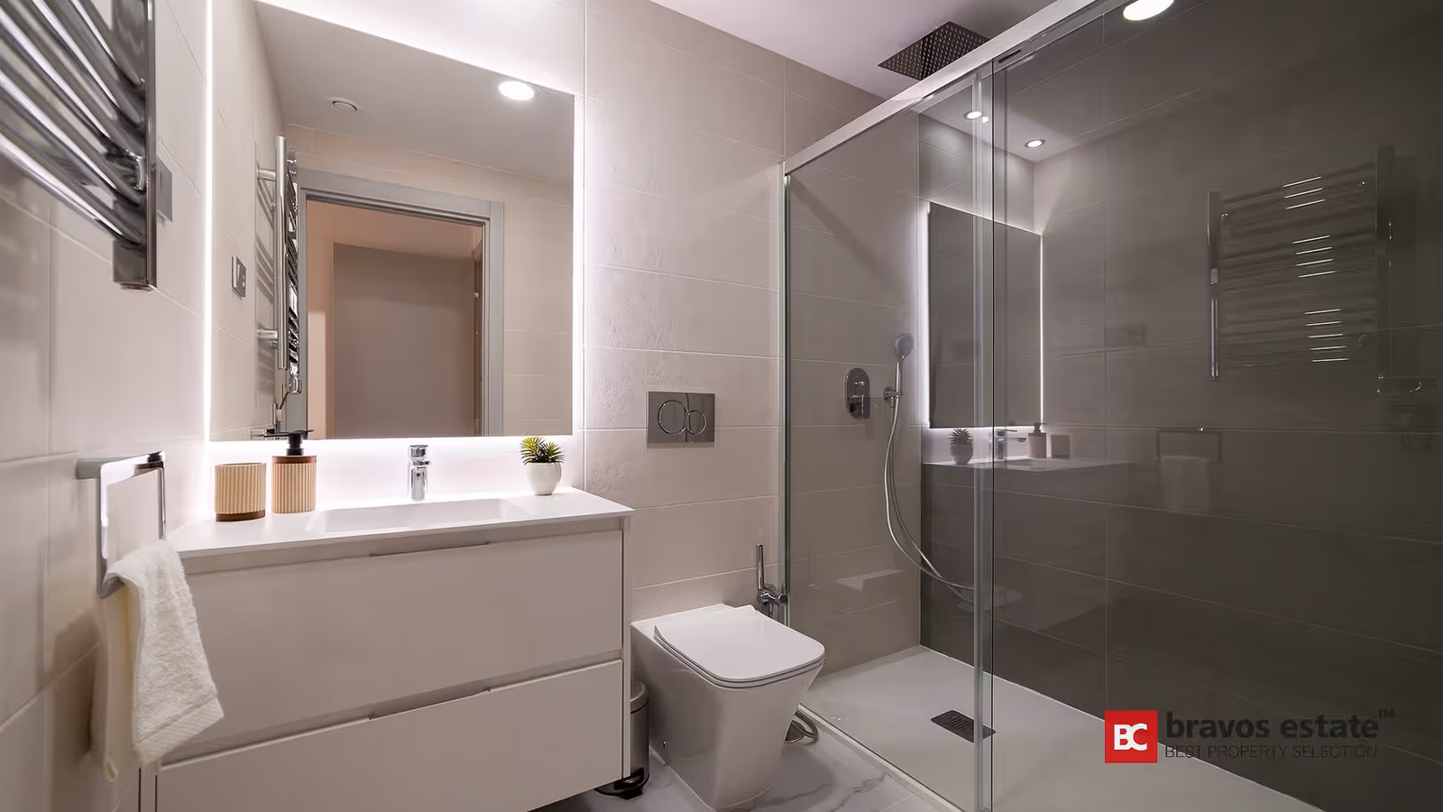 Baño con azulejos efecto mármol