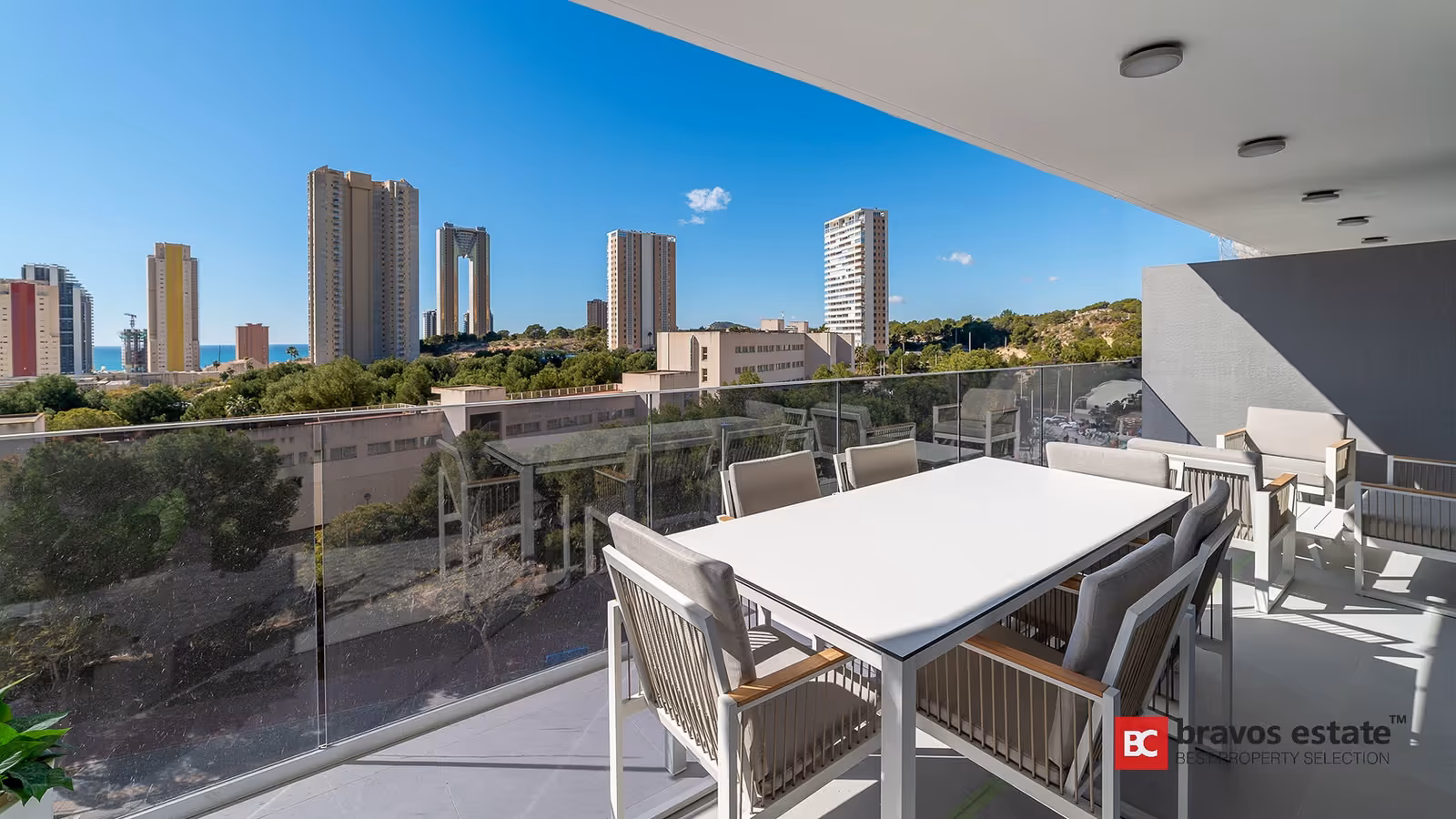 Terraza con mesa de comedor y vistas al skyline