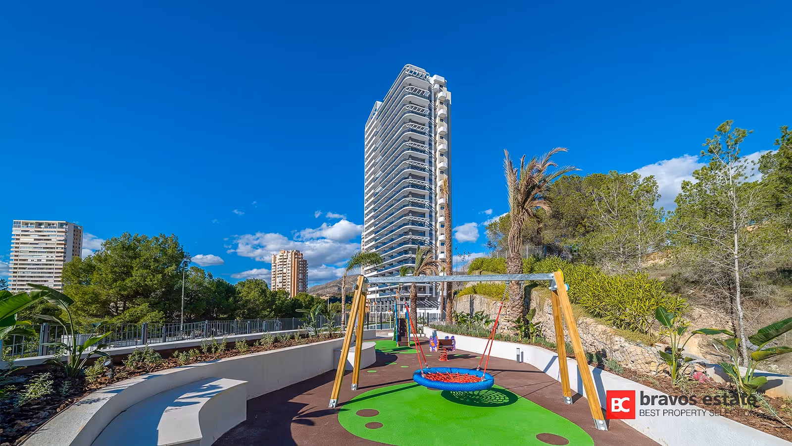 Eagle Tower y el parque infantil