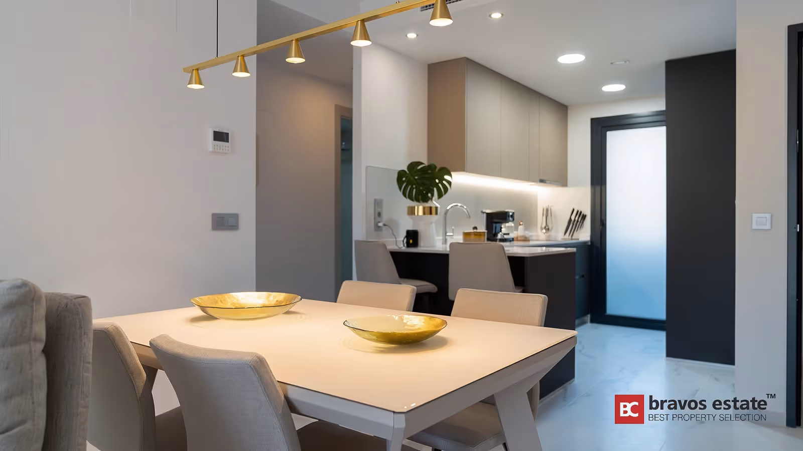 Cocina y comedor en tonos madera