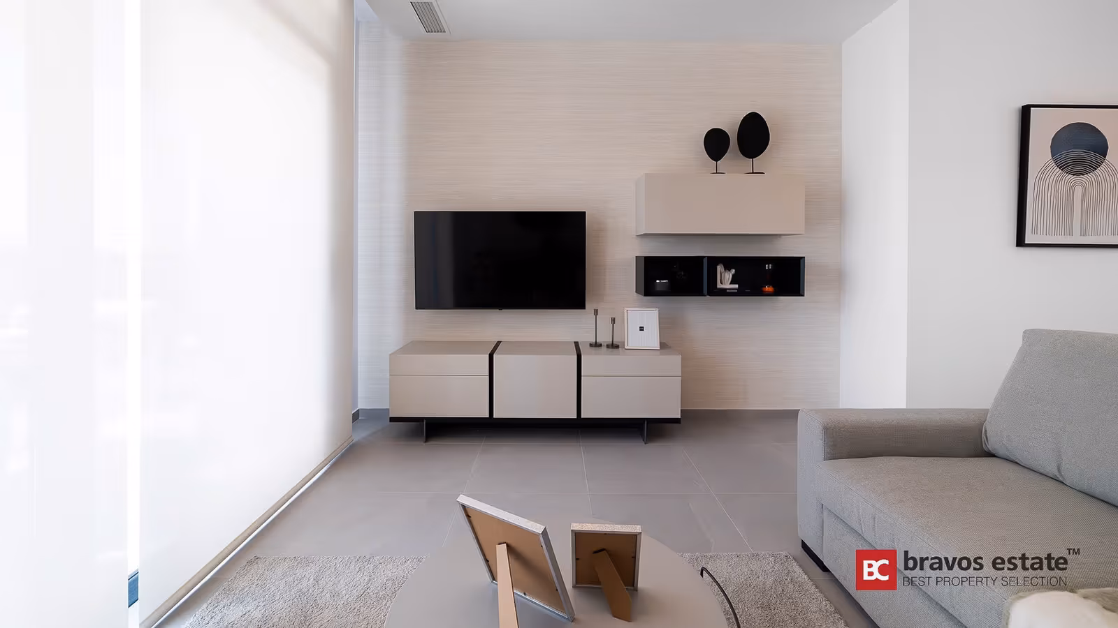 Salón con TV y mesa de comedor