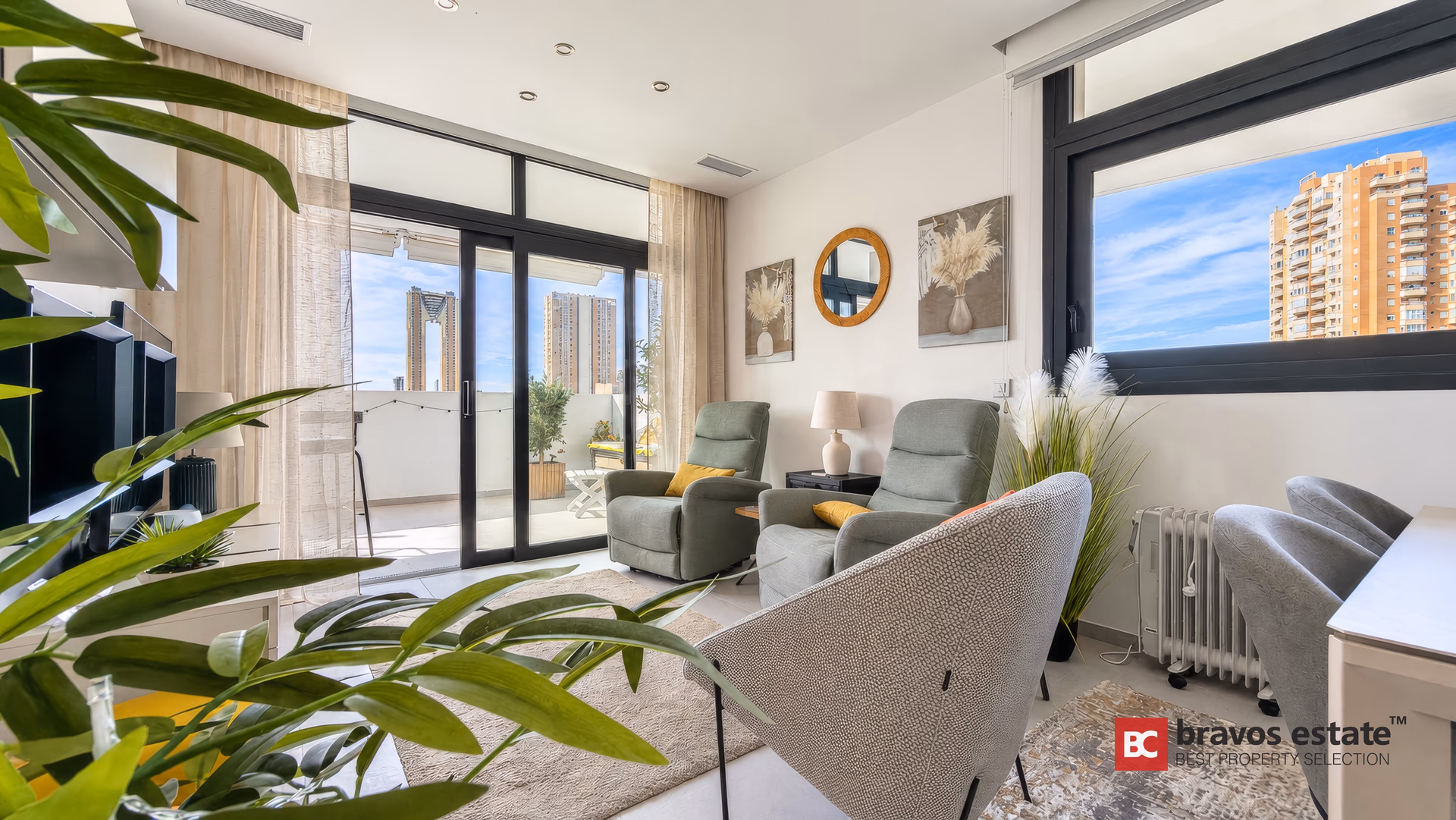 Séjour vu depuis les portes de la terrasse, avec la table à manger et la cuisine au fond