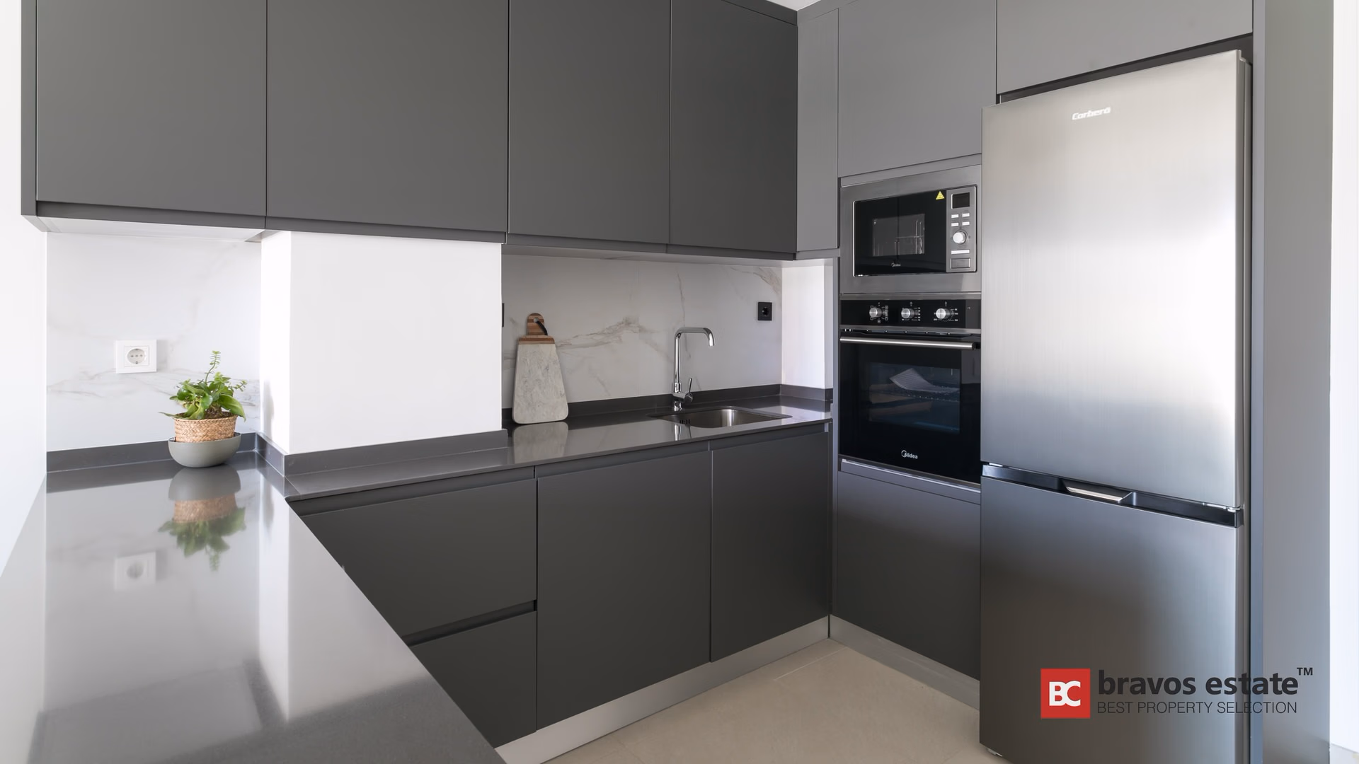 Cuisine grise de l’appartement témoin