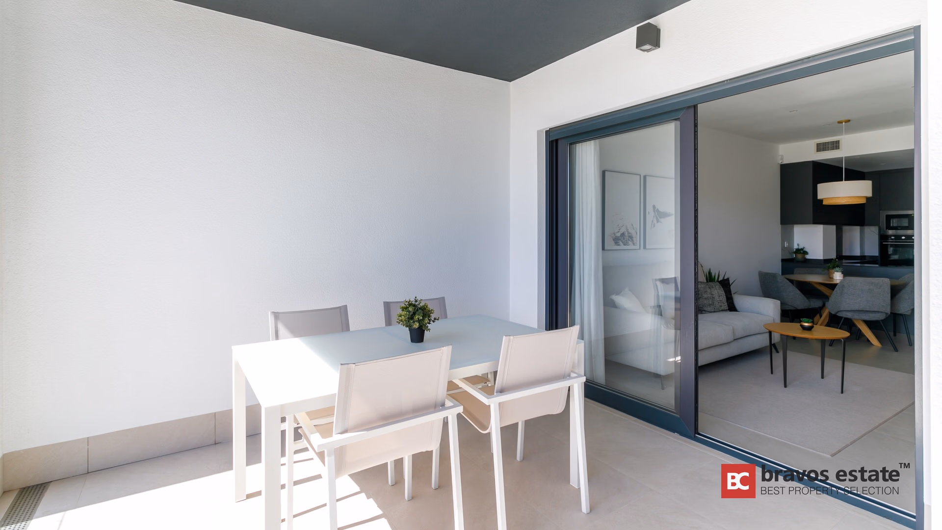 Coin repas près de la porte-terrasse