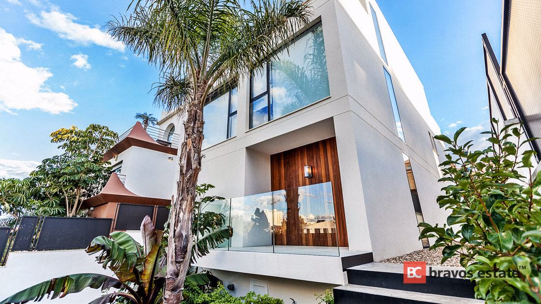 Beachside 4-Bedroom Villa in Alicante - 19