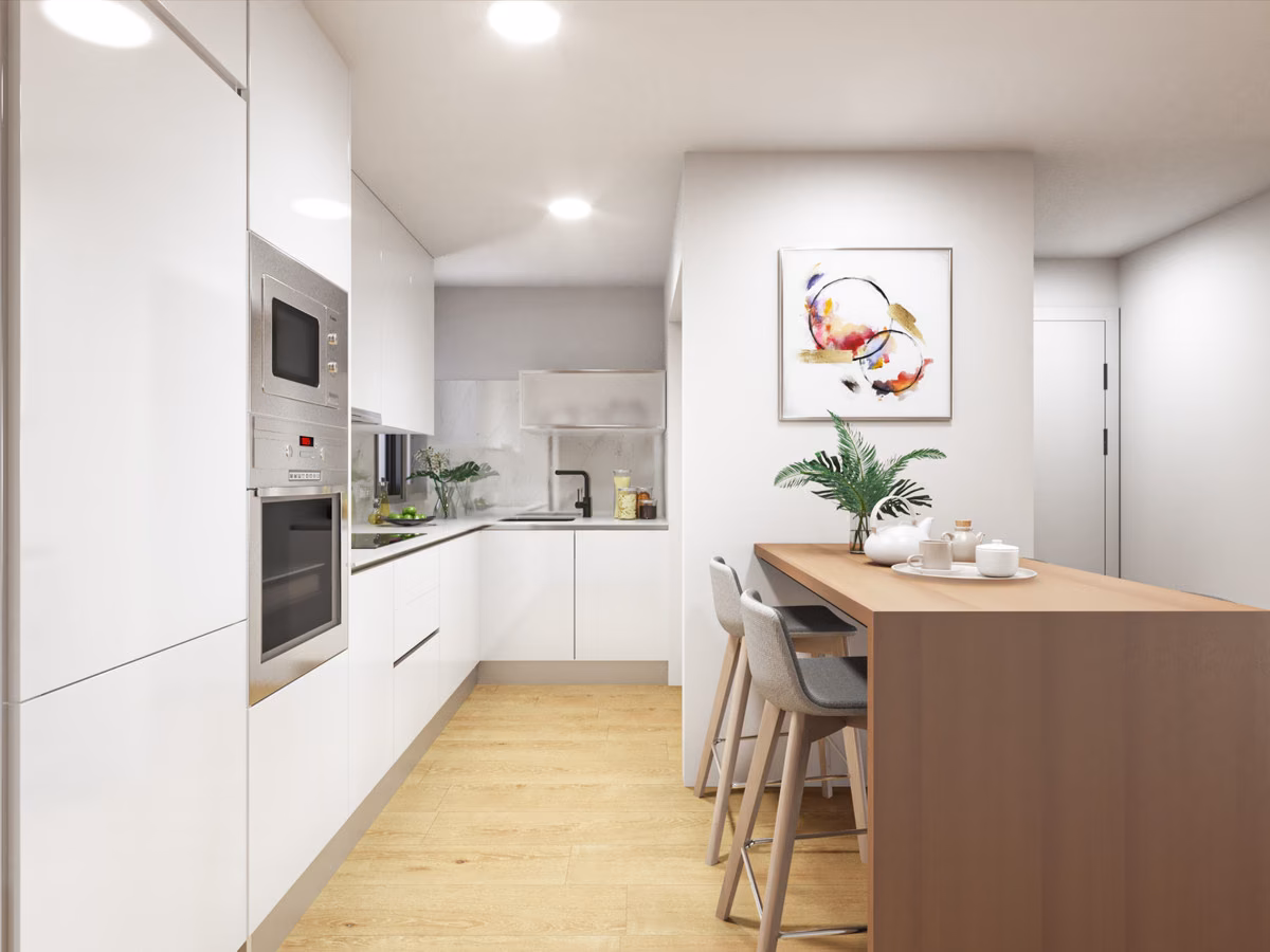 Cuisine blanche équipée avec four et micro-ondes encastrés et comptoir avec tabourets