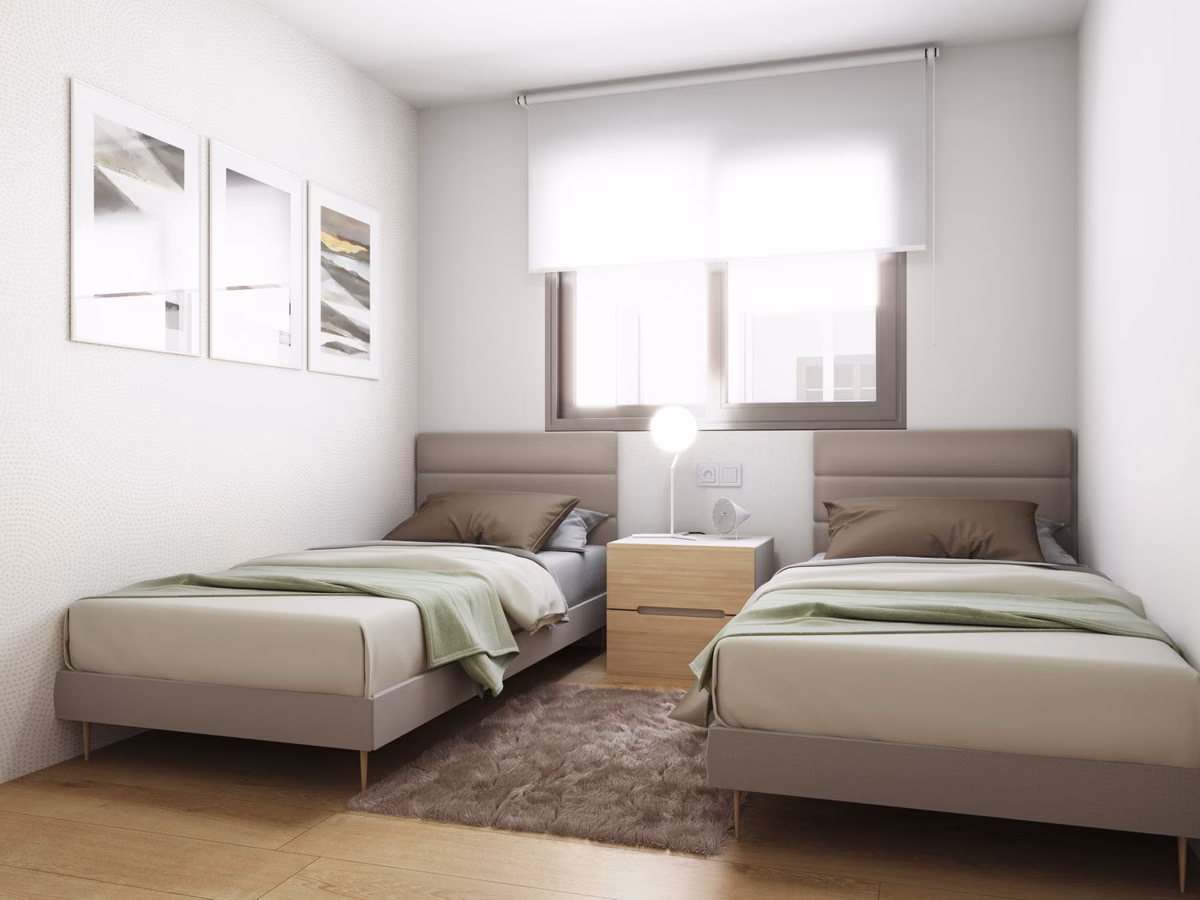 Chambre avec deux lits simples et table de chevet