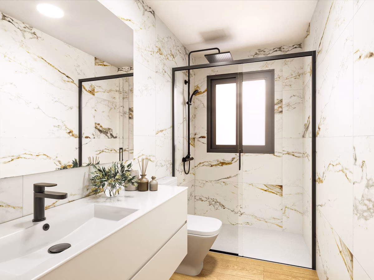 Salle de bains en carrelage effet marbre, robinetterie noire et douche vitrée