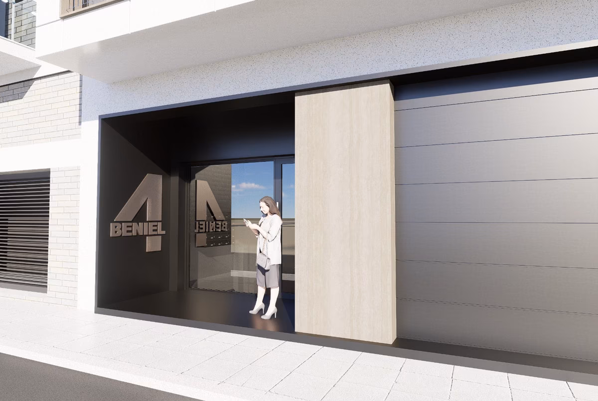 Entrée sur rue avec numéro et porte de garage à Edificio Anamar