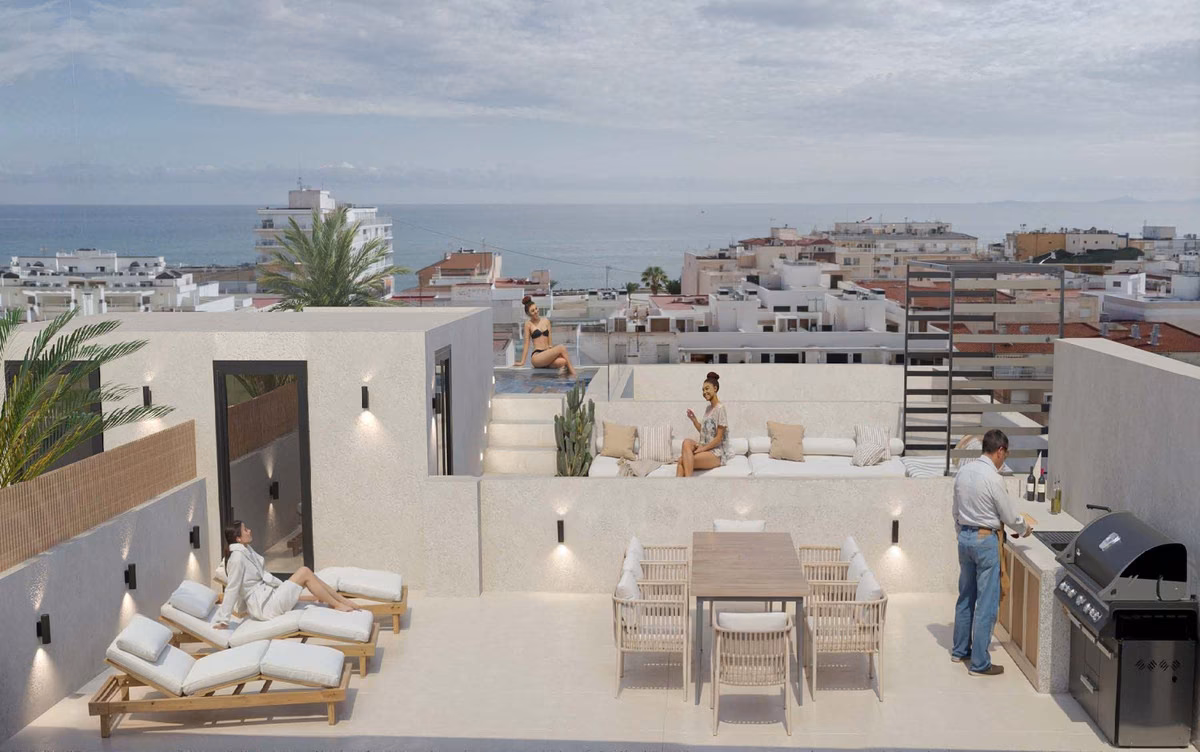 Rooftop dining area with barbecue and sun loungers overlooking Torrevieja at Edificio Antonella