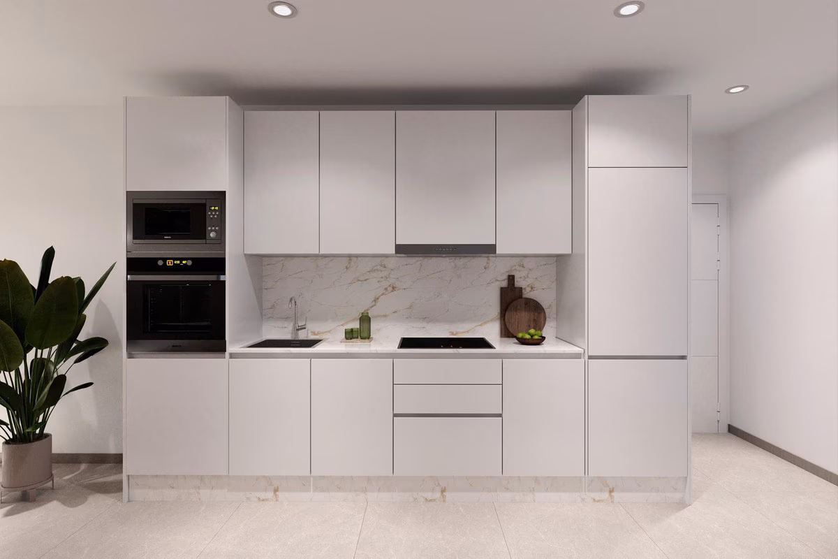 Cocina equipada con horno, microondas y frente imitación mármol