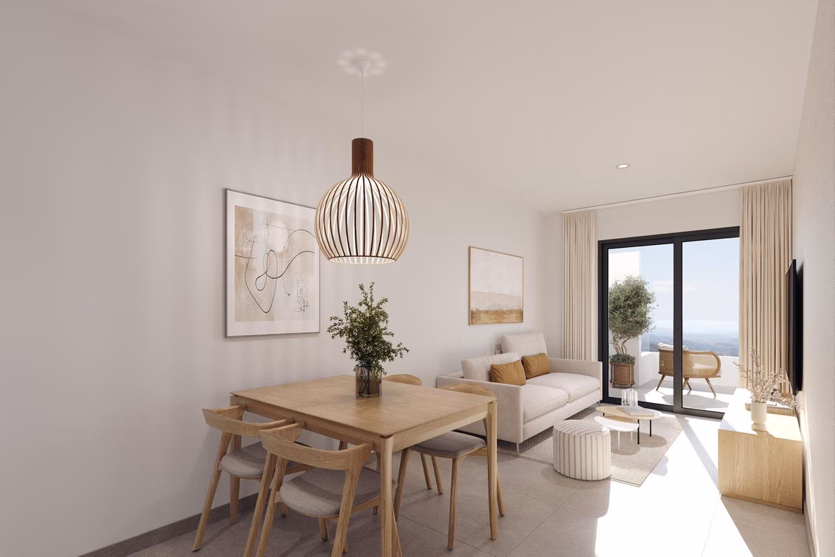 Mesa de comedor y salón con puertas de cristal a la terraza