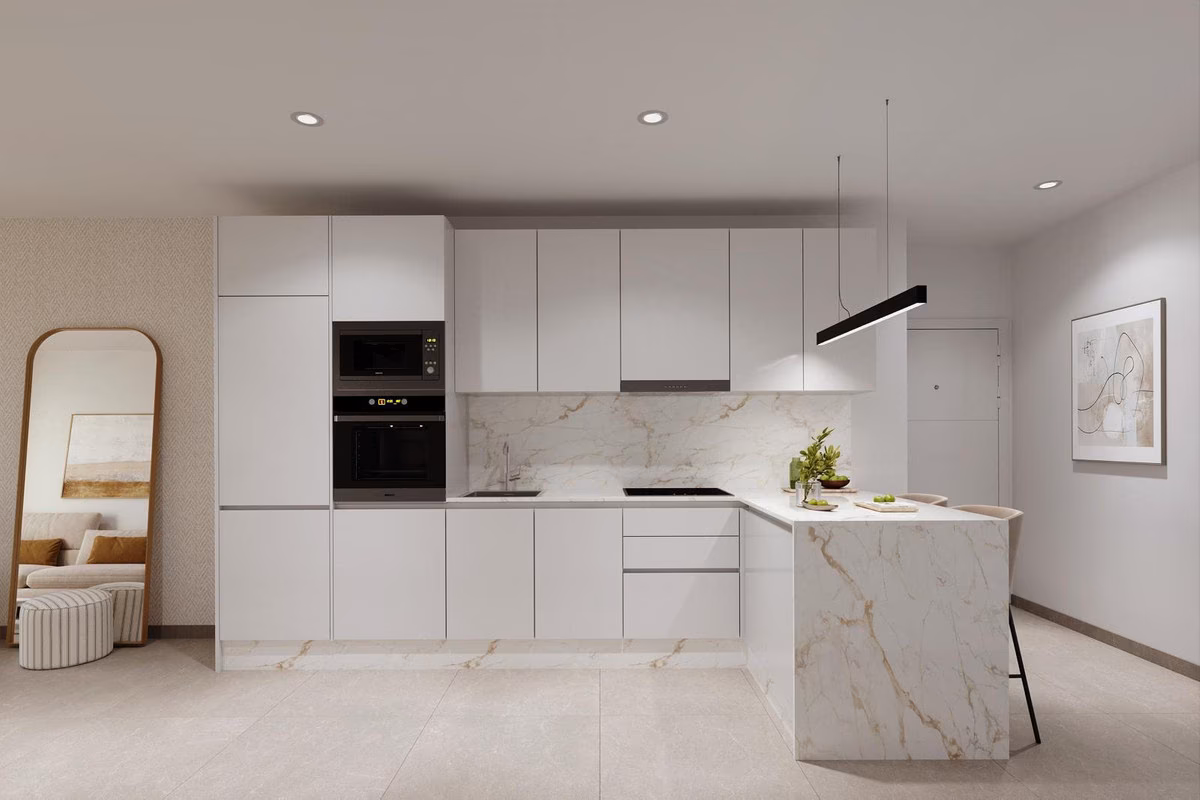 Cocina en L con isla imitación mármol y lámpara colgante