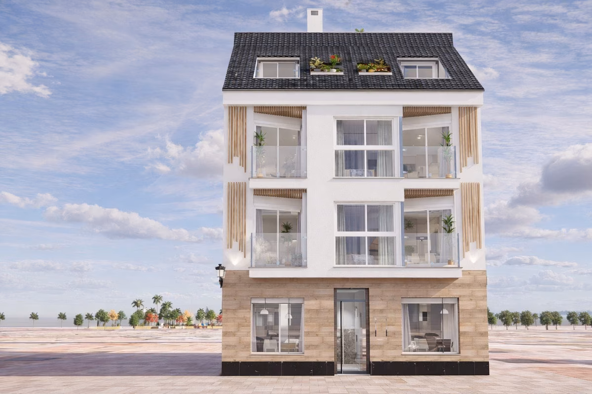 Schmales viergeschossiges Haus mit steinfarbenem Erdgeschoss, weißen Balkonen und dunklem Satteldach