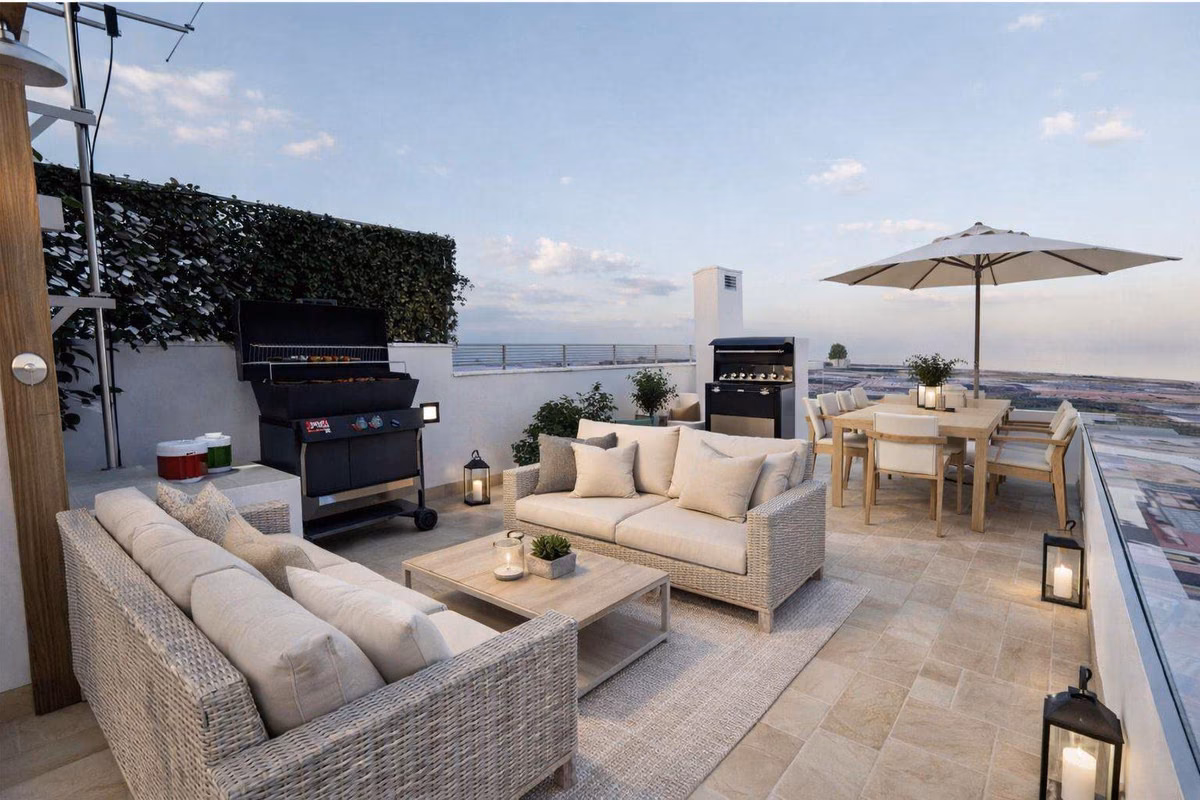 Penthouse-Solarium mit Outdoor-Sofas, Esstisch und Grill