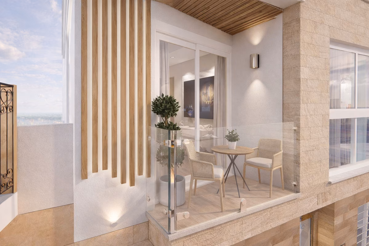 Kleiner Balkon mit Bistrotisch und Holzlamellen