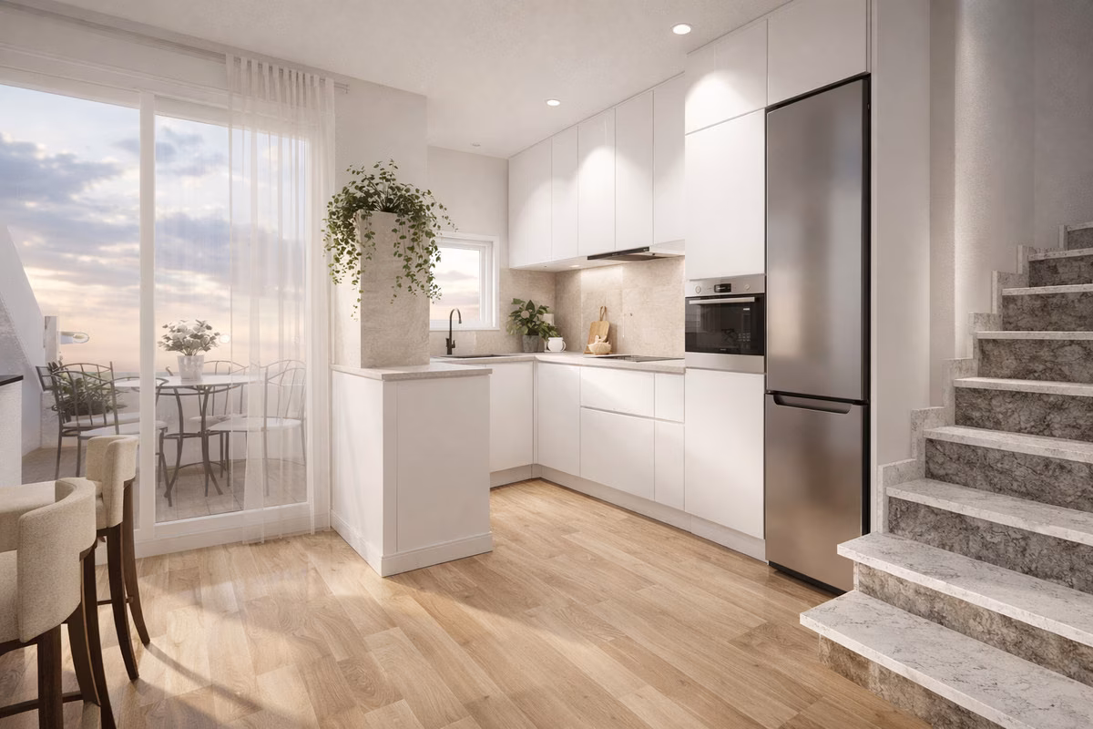 Weiße Küche mit hohem Kühlschrank und Fenster zum Balkon