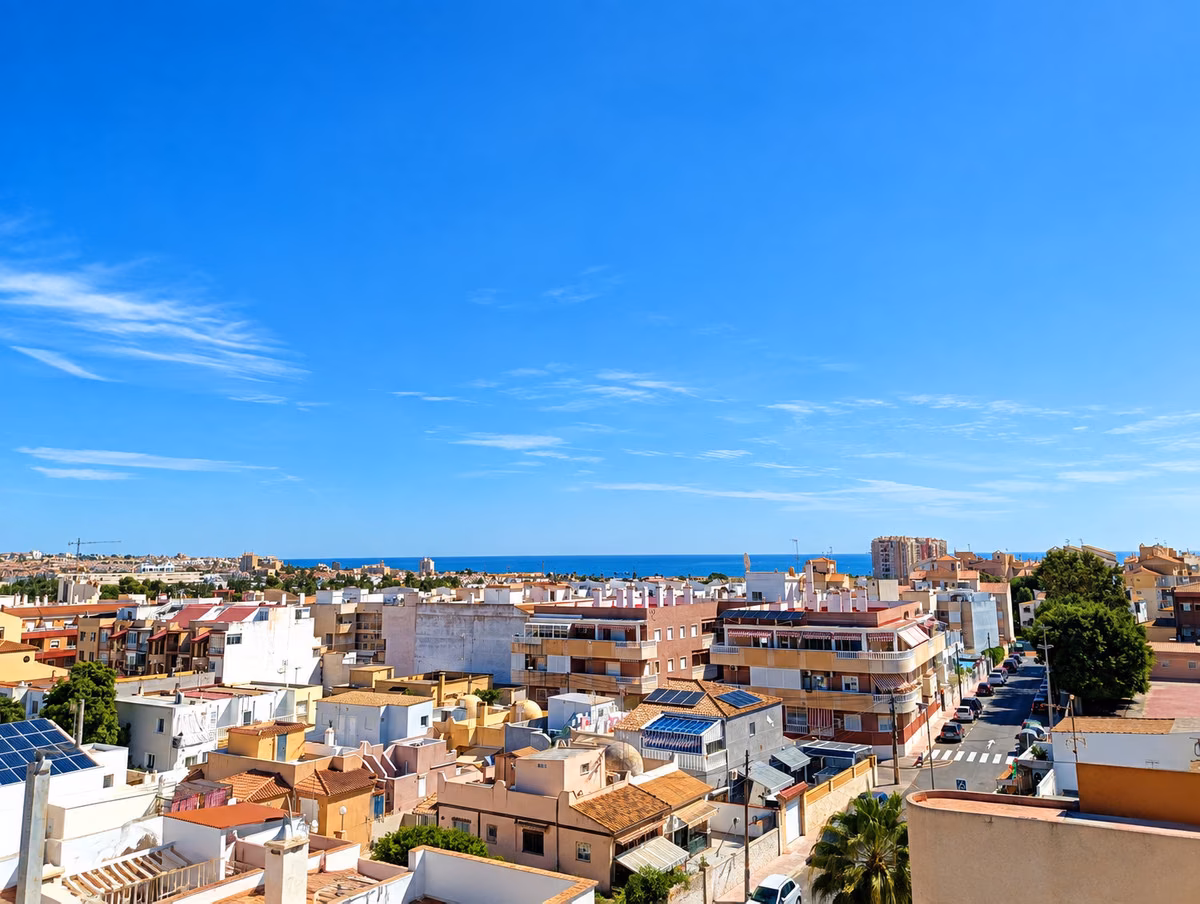 Vue panoramique sur les toits de Torrevieja jusqu’à la Méditerranée