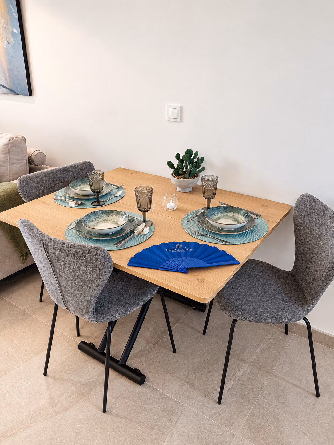 Table à manger dressée pour quatre dans un appartement témoin meublé