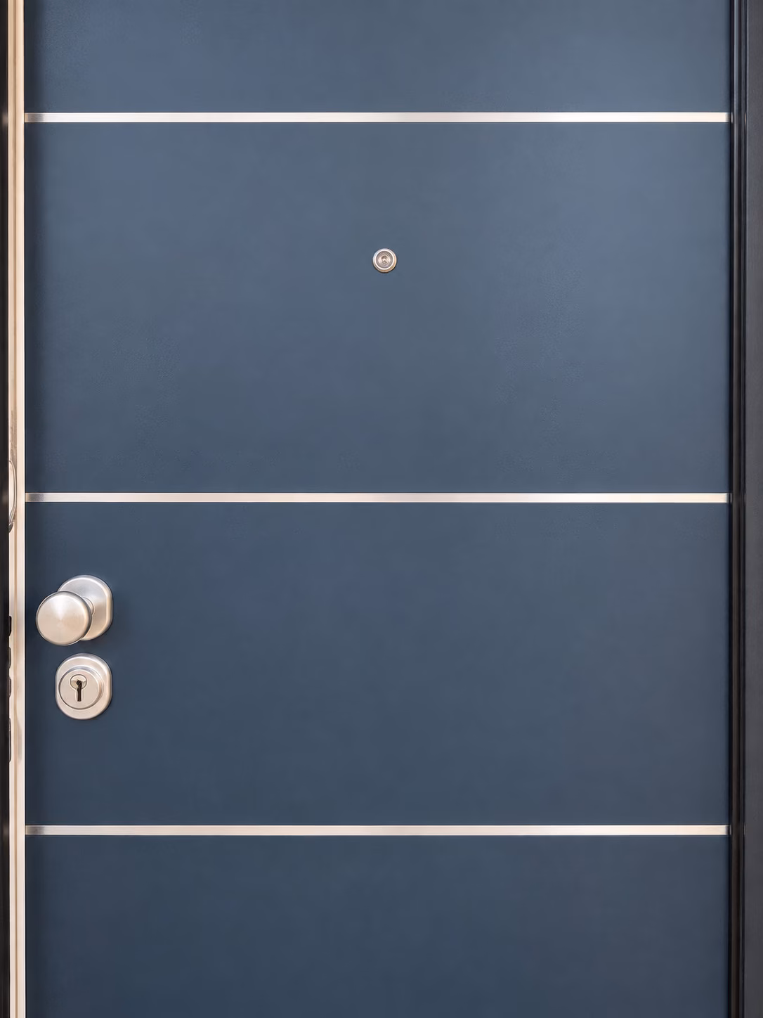 Porte d’entrée grise dans un appartement témoin meublé