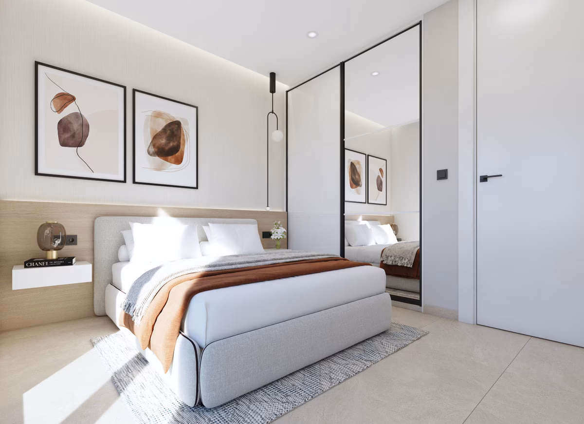 Hauptschlafzimmer mit verspiegeltem Kleiderschrank