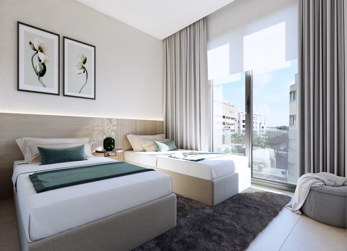 Schlafzimmer mit Doppelbett und großem Fenster