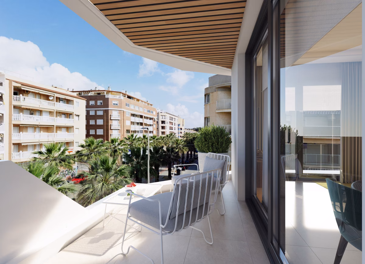 Terrasse mit Sesseln und Blick auf die Straße